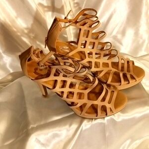 Report Elegant Tan Women's Gladiator Heels       Only Worn Once To A Wedding